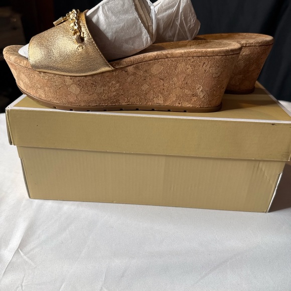 Michael Kors Elsa Gold Platform Wedge Sandals Chain Charm Cork 6.5 - Picture 5 of 6